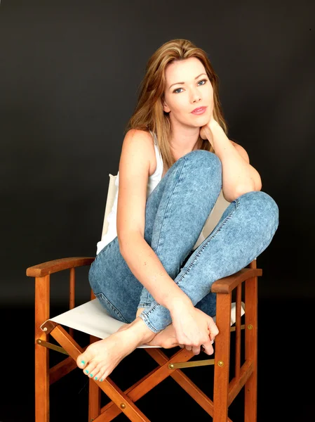 Krásná mladá žena, sedící v křesle — Stock fotografie
