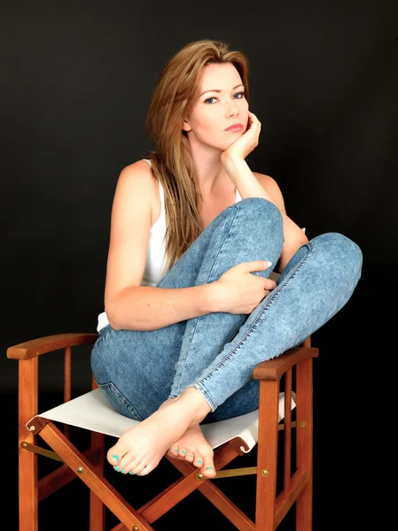 Красивая молодая женщина сидит в кресле — стоковое фото