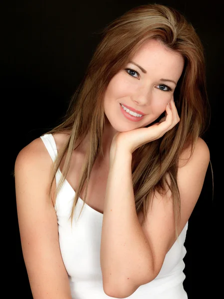 Glada leende vacker ung kvinna — Stockfoto