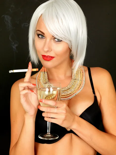 Piękna młoda kobieta pali — Zdjęcie stockowe