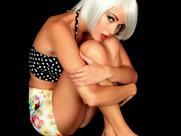 Fiatal pin-up model, rövid, mini szoknya és a bikini felső — Stock Fotó