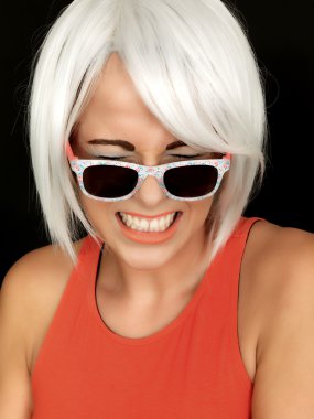 çekici bir genç kadın güneş gözlüğü takıyor