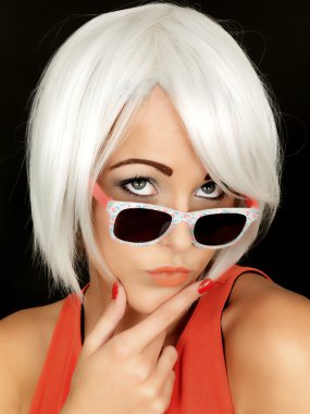 çekici bir genç kadın güneş gözlüğü takıyor