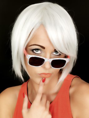 çekici bir genç kadın güneş gözlüğü takıyor