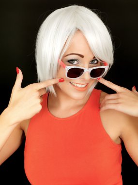 çekici bir genç kadın güneş gözlüğü takıyor