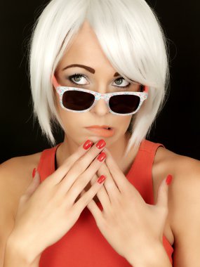 genç kadın güneş gözlüğü takmış karıştı