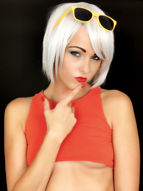 çekici bir genç kadın kırmızı kırpma üst giyiyor