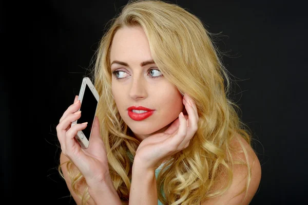 Sexy attactive mladá žena pomocí mobilního telefonu — Stock fotografie