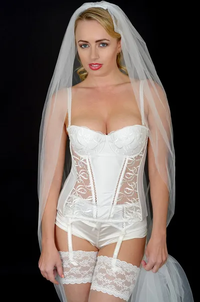 Sexig ung bröllop brud i vita underkläder — Stockfoto