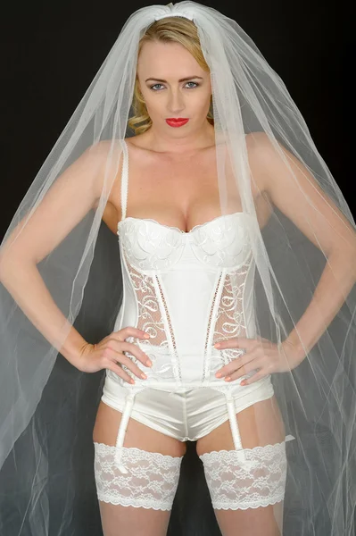 Giovane sposa sexy in biancheria intima bianca — Foto Stock