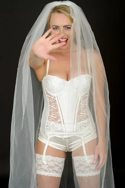 Sexig ung bröllop brud i vita underkläder — Stockfoto