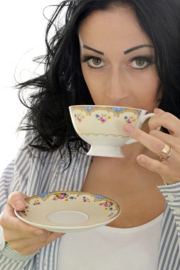 çekici bir genç kadın çay içme  