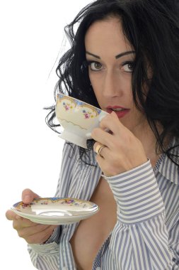 çekici bir genç kadın çay içme  