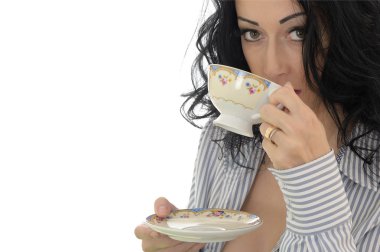 çekici bir genç kadın çay içme  