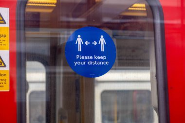 Londra Metropolitan Treni Kapalı-19 Coronavirüs Kapısı İşareti veya Sosyal Mesafe Kapıları Etiketleri