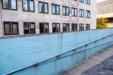 Londra 'nın dış cephesinde hiç insan olmayan bir ofis ve parmaklıklı mavi bir duvar.