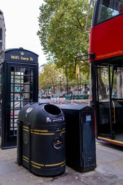 Geleneksel ankesörlü telefon kutusu İngiltere 'nin orta Londra' da kablosuz bağlantı noktasına çevrildi.