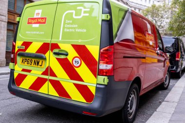 Merkezi Londra 'da, İngiltere' de yolun kenarına park edilmiş, elektriksel posta dağıtımı yapan bir minibüs.