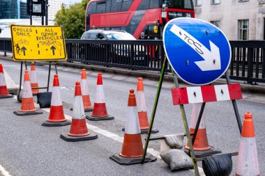 Waterloo Köprüsü Orta Londra İngiltere 'deki yol onarım çalışmaları sırasında trafiği kontrol etmek için trafik konileri ve saptırma işaretleri