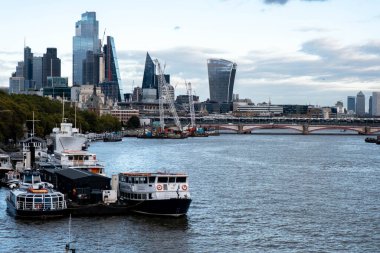 Londra Finansal Bölgesi 'nin manzarası. Thames Nehri' ne bakıyor. Önde demirlemiş tekneler var ve hiç insan yok.
