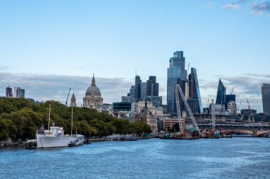 Londra Finansal Bölge Şehri Thames Nehri 'nden Wellington' un nehir kıyısına demirlediği görülüyor.