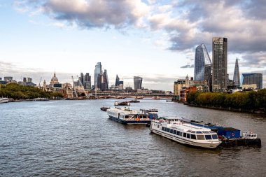 Londra Skyline, Thames Nehri 'nin doğusuna bakıyor. Covid-19 Coronavirus tecriti sırasında hiç insan olmadan demirlemiş tekneler.