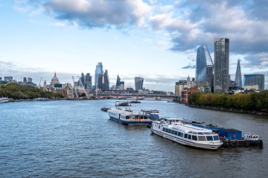 Londra Skyline, Thames Nehri 'nin doğusuna bakıyor. Covid-19 Coronavirus tecriti sırasında hiç insan olmadan demirlemiş tekneler.