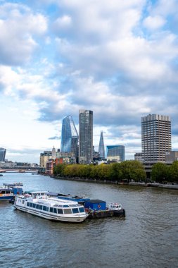 Londra Skyline, Thames Nehri 'nin doğusuna bakıyor. Covid-19 Coronavirus tecriti sırasında hiç insan olmadan demirlemiş tekneler.