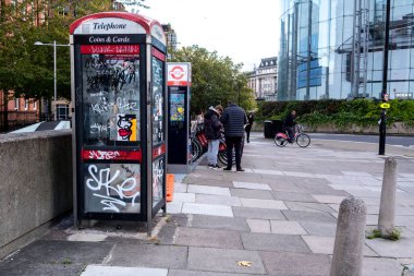 Waterloo Merkez Londra 'da sokak sanatının grafitisiyle kamuya açık telefon kulübesi tahrip edildi.