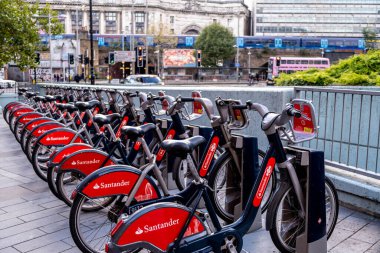Waterloo Central Londra 'da Çevre dostu itme motorları ya da bisikletlerle çevrili park edilmiş Santander Sırası
