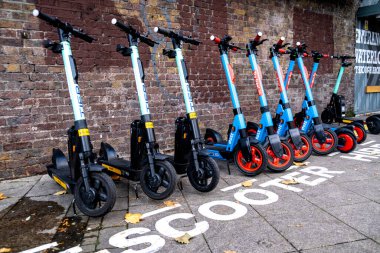 Waterloo Central London 'daki halk tarafından kiralanan çevre dostu yeşil elektrikli scooter' lar.