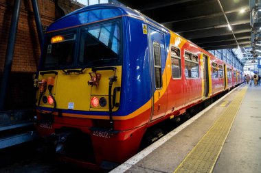 Waterloo İstasyonu Orta Londra İngiltere 'deki Güney Batı Demiryolu Banliyö Tren Kırtasiyesi Yolcuları ve Gidişleri Bekliyor