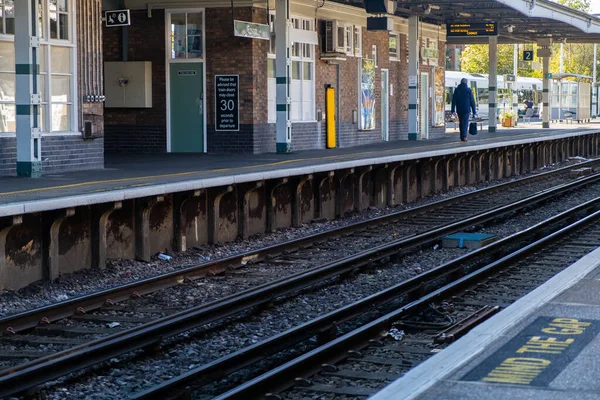 Залізничний Трек Проходить Через Epsom Station Surrey Person Walking Empty — стокове фото