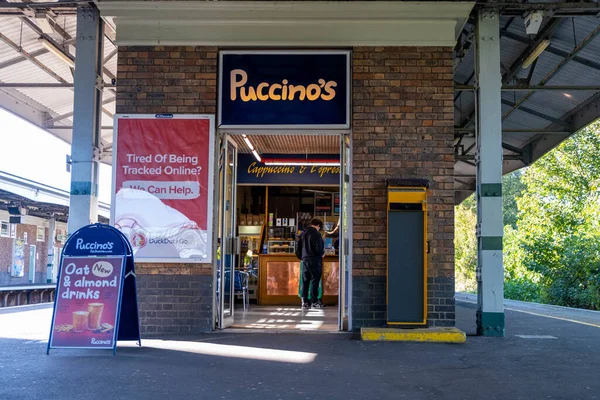 Puccinos Coffee Shop Lanchonete Estação Ferroviária Epsom Servindo Rail Commuters — Fotografia de Stock