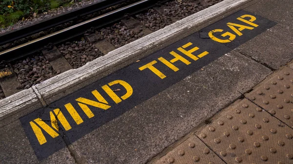 Mind Gap Sign Painted Railway Station Platform Edge Epsom Surrey — стокове фото