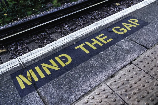 Mind Gap Sign Painted Railway Station Platform Edge Epsom Surrey — стокове фото