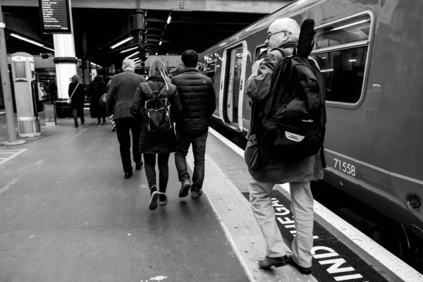 Anonymous Women Men Passengers Leaving Disembarking South Western Railway Train — стокове фото