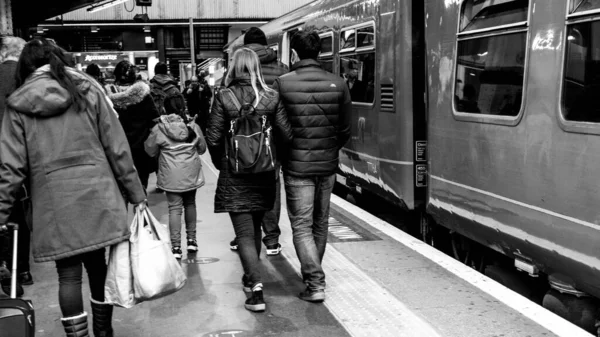 Anonymous Women Men Passengers Leaving Disembarking South Western Railway Train — стокове фото