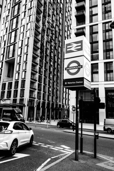 Moderni Uffici Alti Edifici Residenziali Londra Con Cartello Della Stazione — Foto Stock