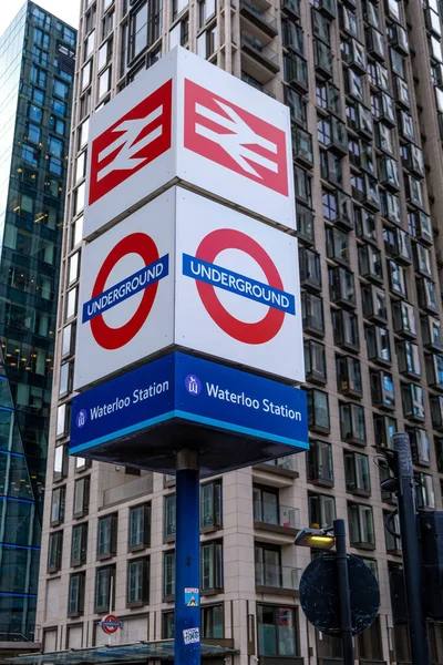 Moderna Höghus Kontor Och Bostadshus London Med Waterloo Tunnelbanestation Skylt — Stockfoto