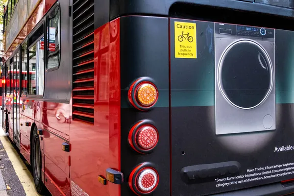 Tył Tradycyjnego Londyńskiego Red Double Decker Bus Wyświetlanie Stop Light — Zdjęcie stockowe