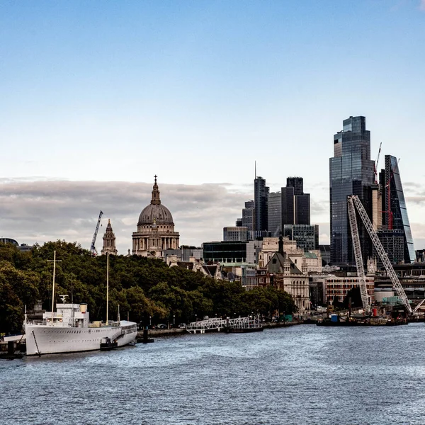金融城伦敦 从泰晤士河看惠灵顿Hqs停泊在没有人的河岸上 — 图库照片