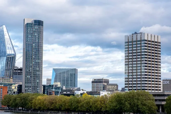 新ブーマランを含むサウスバンクロンドンの高層ビルの眺め人がいないアパート — ストック写真