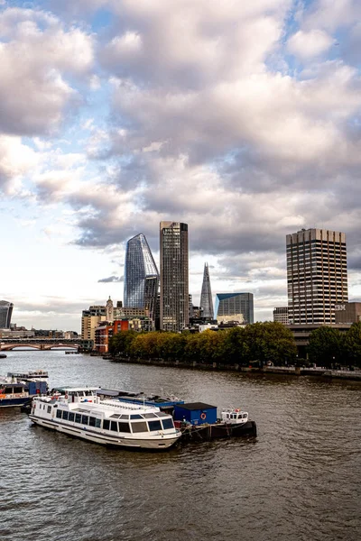 London Skyline Looking East River Thames Pleasure Party Boats Κατακλύστηκαν — Φωτογραφία Αρχείου
