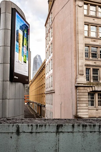 サウスバンクの建物の横にある大規模な近代的な電子広告ウォータールー中央ロンドン人がいない — ストック写真