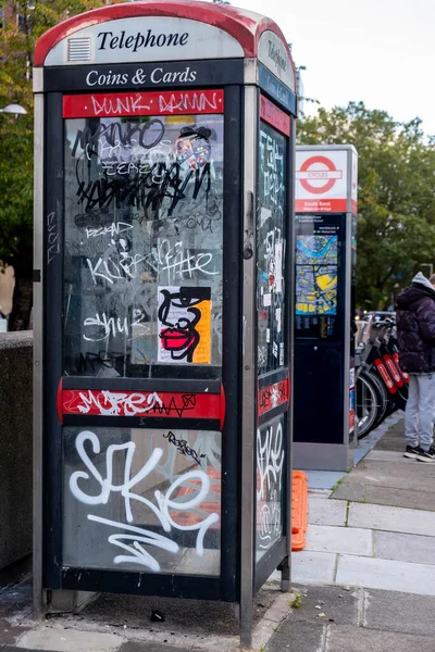 Publiczna Budka Telefoniczna Zniszczony Street Art Graffiti Waterloo Centrum Londynu — Zdjęcie stockowe