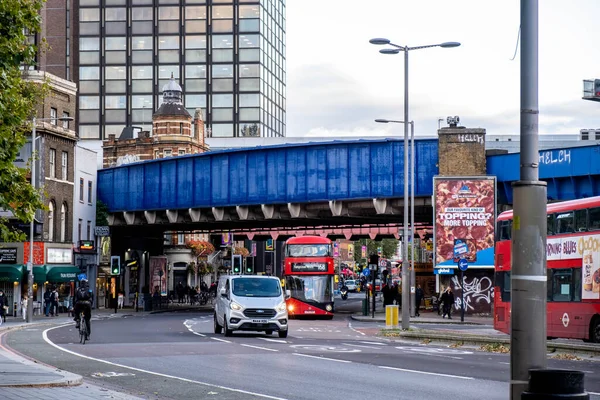 Ponte Ferroviario Blu Che Attraversa Raod Principale Waterloo Central London — Foto Stock