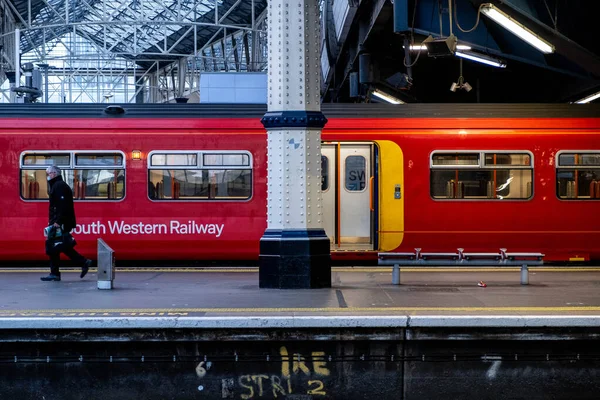 South Western Railway Commuter Train Stationery Waterloo Station Cental London — стокове фото