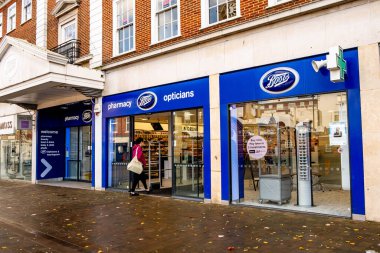 Epsom Surrey London UK, 31 Ekim 2021, Boots Eczanesi ve Optisyenler Logolu Mağaza Önü