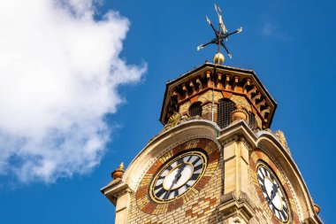 Epsom Surrey London UK, 31 Ekim 2021, Epsom Saat Kulesini kapatın Mavi Bulutlu İnsansız